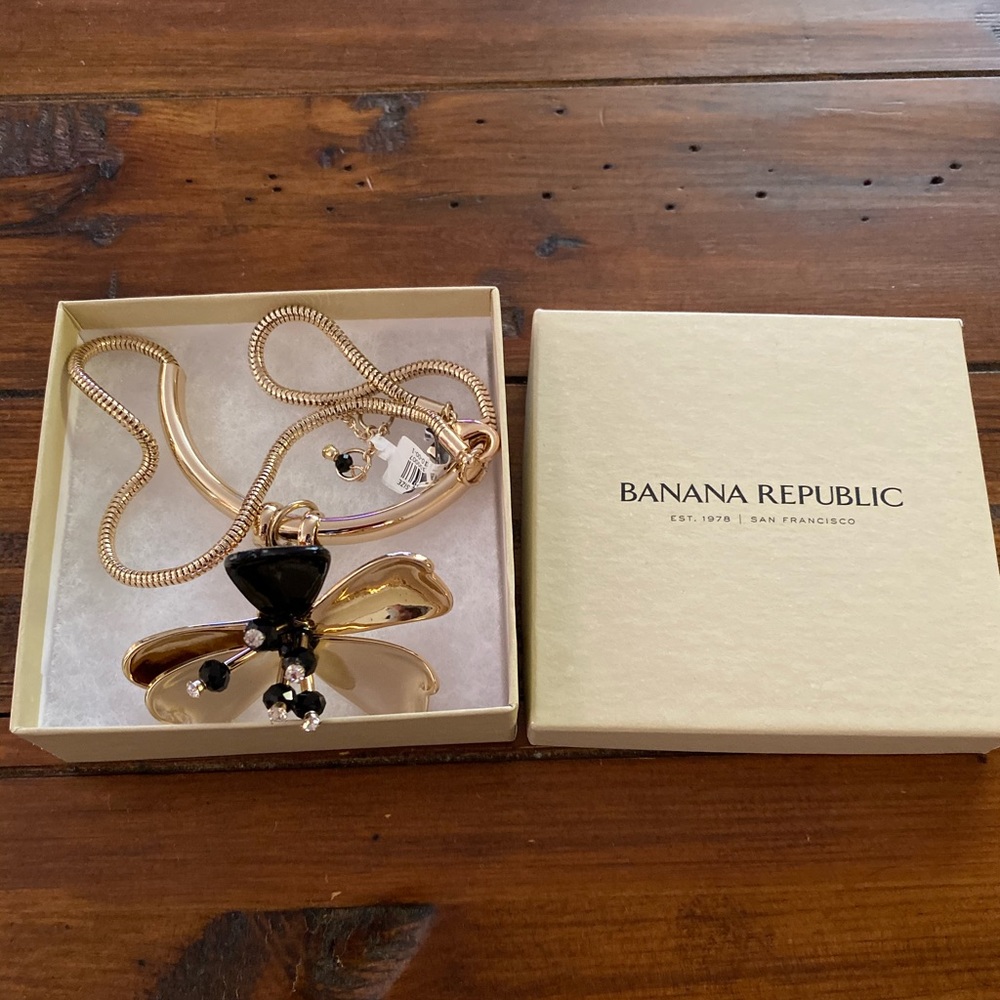 Banana Republic Flower Necklace
